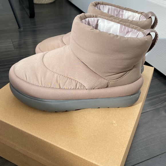 SOLD - UGG Women’s Classic Maxi Mini - Picture 3 of 6